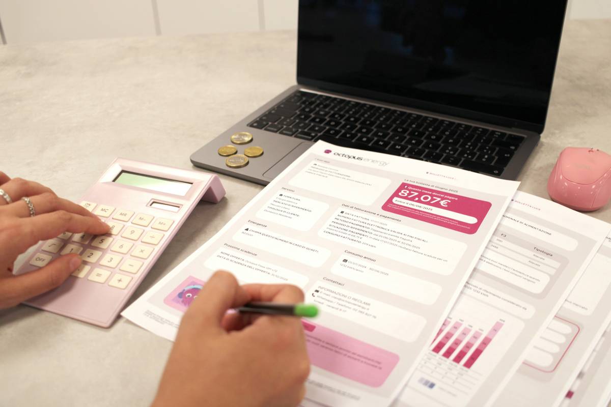 Bar chart comparing traditional vs. gig worker emergency fund needs showing higher required savings for gig workers due to variable income, healthcare gaps, and travel risks