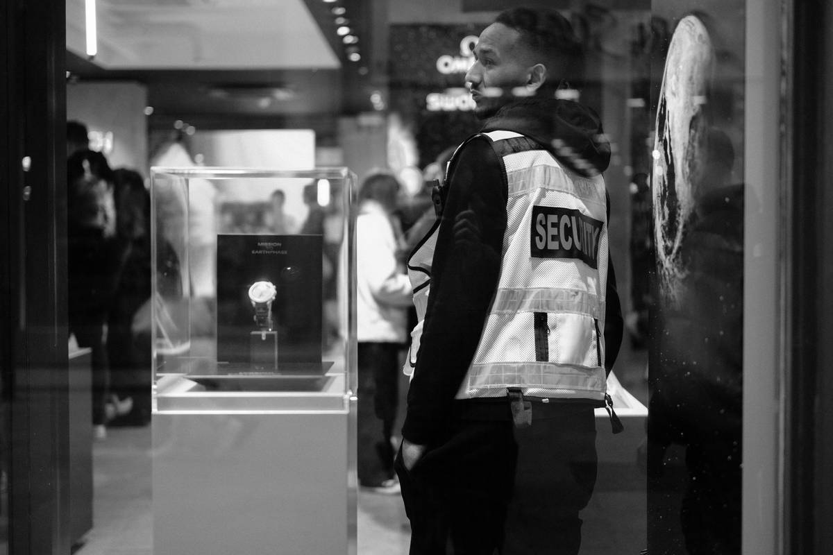 Bar chart showing 72% of freelancers report coverage gaps during international work trips (McKinsey 2023)