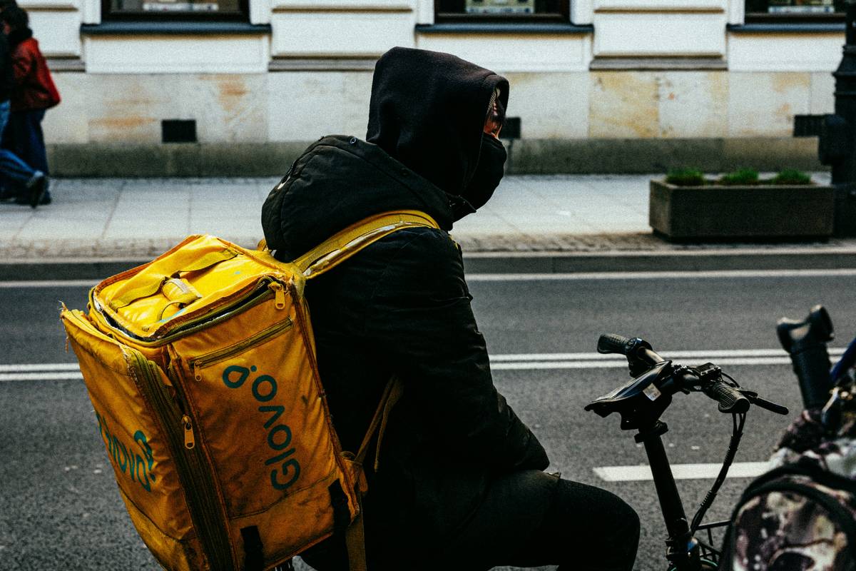 Bar chart showing 82% of gig workers lack income protection during international travel