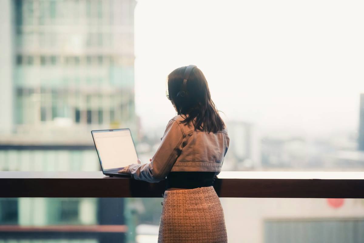 Health Insurance for Gig Workers: Your Lifeline When “Office” Means “Airbnb in Lisbon”