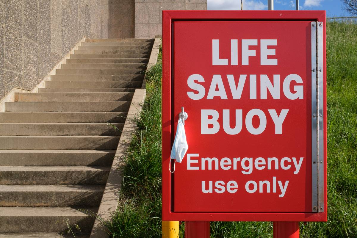 Bar chart showing 73% of gig workers face unexpected income loss while traveling, but only 29% have emergency savings