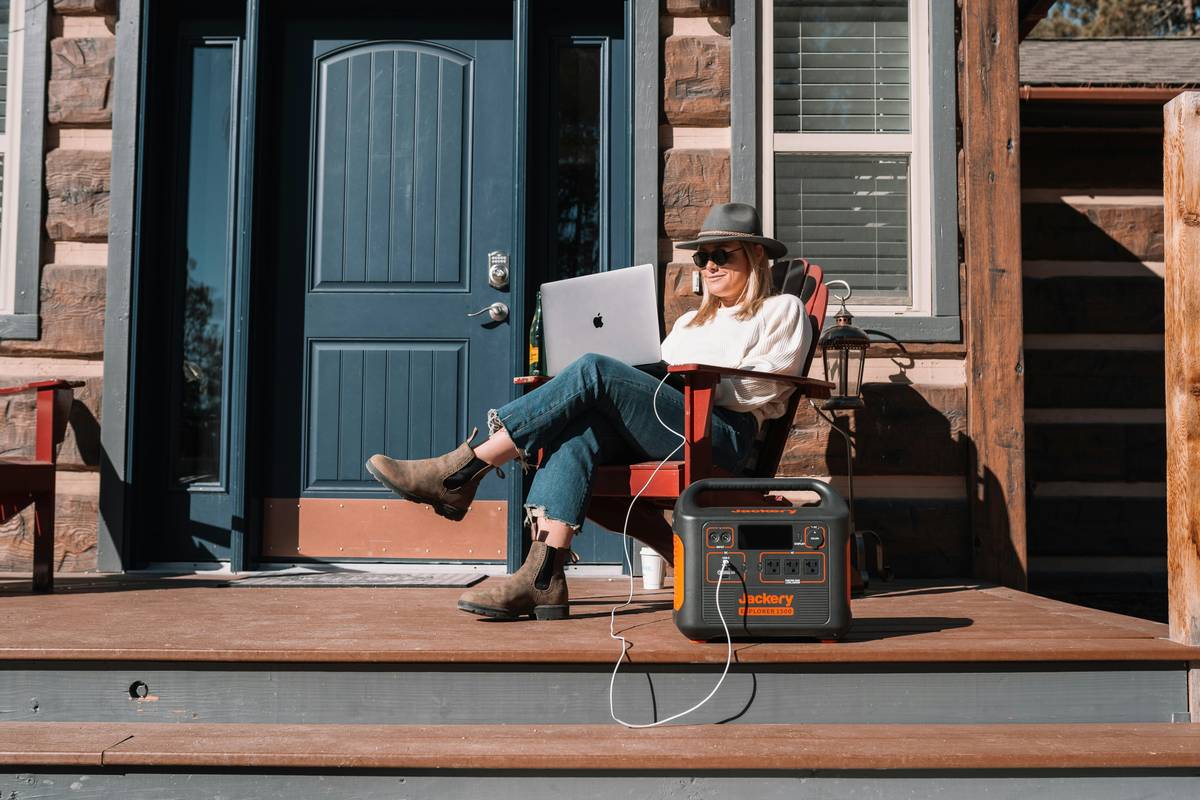 working outdoor continuously with portable power station